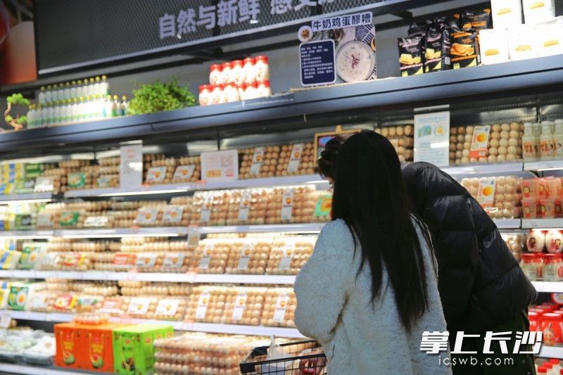 市民在选购步步高自有品牌“BL”鸡蛋。  均为通讯员供图