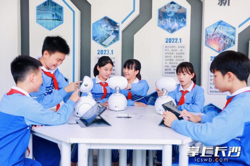 学生使用小飞机器人进行以花鼓戏为内容的编程实练。