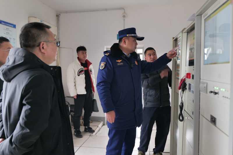 消防监督员在企业进行消防检查。 长沙晚报通讯员 寻艳 摄