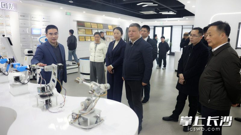 陈刚一行在湖南睿图智能科技有限公司听取情况介绍。  长沙晚报全媒体记者 盛磊 摄