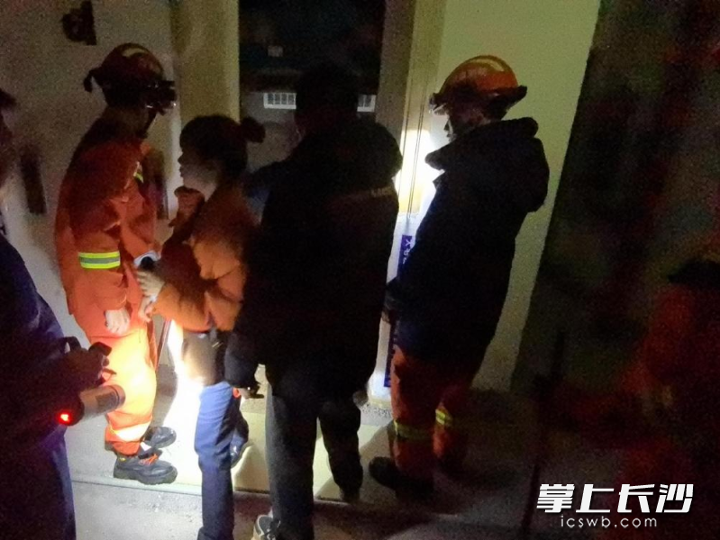 消防员成功将被困电梯的人员救出。 长沙晚报通讯员 阮鹏霖 摄