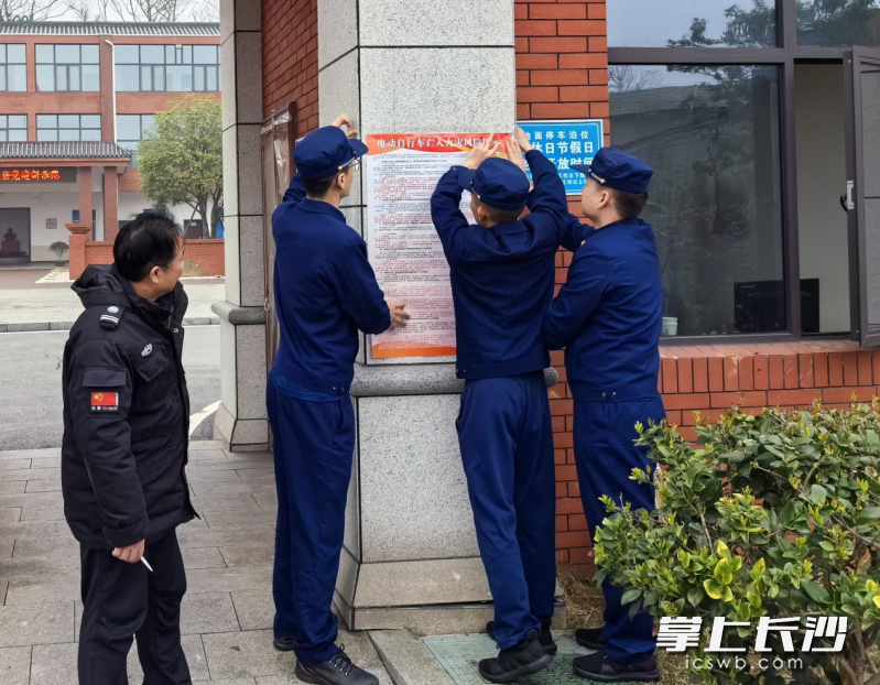 消防员正在张贴海报。 长沙晚报通讯员 汤淑 摄