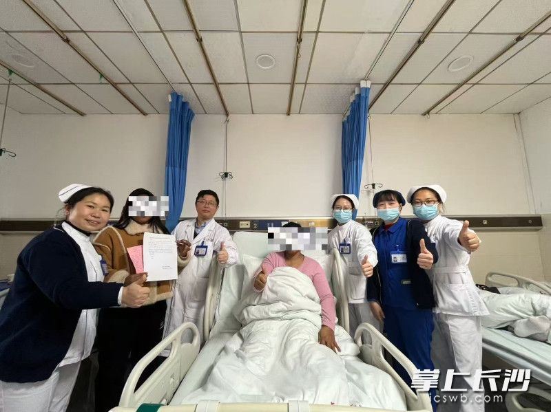 病情得到缓解的Sara(化名)女士在出院前与家属一起,高兴地与医护人员合影留念。 病情得到缓解的Sara(化名)女士在出院前与家属一起,高兴地与医护人员合影留念。