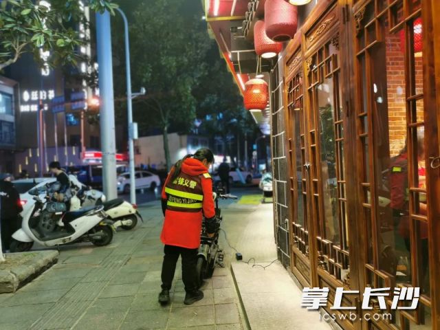 工作人员夜间巡查飞线充电等隐患是否整改落实到位。长沙晚报通讯员 欧阳卓娅 供图