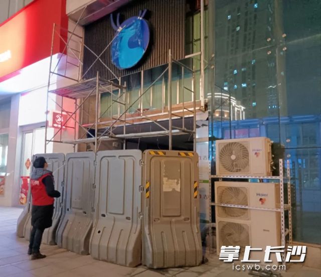 工作人员夜间巡查店铺施工安全，确保防护栏杆、安全架等完好。