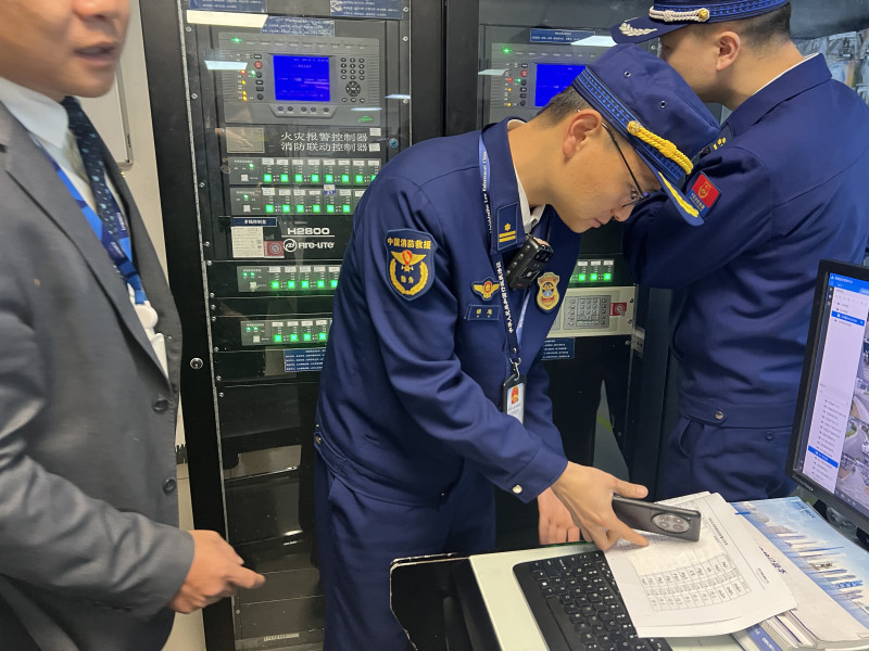 消防员在进行检查。 长沙晚报通讯员 余娜娜 摄
