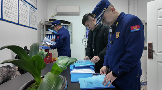 消防人员在进行检查。 长沙晚报通讯员 张佳欣 摄