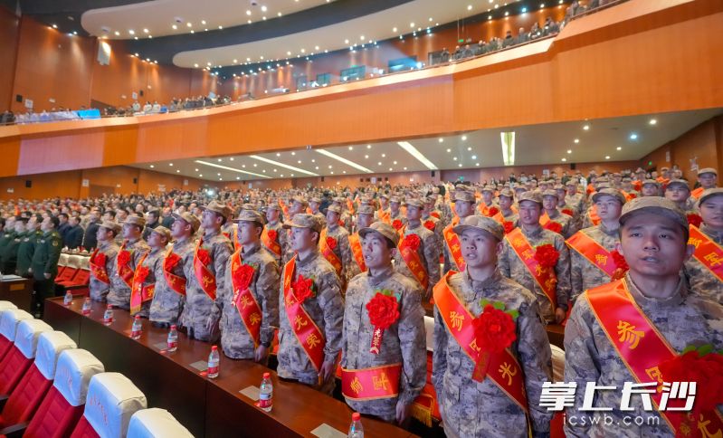 14日，“像雷锋那样当兵（第九季）”——长沙市2025年上半年入伍新兵欢送仪式暨“百名优秀雷锋兵”寻访活动启动仪式举行。