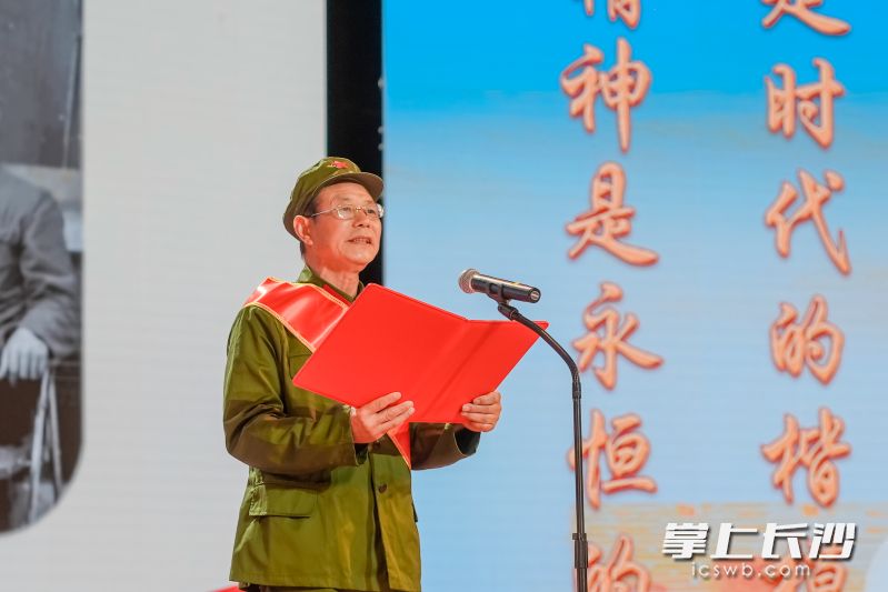 退役老兵徐正祥现场分享在部队以及退役后践行雷锋精神的感悟。