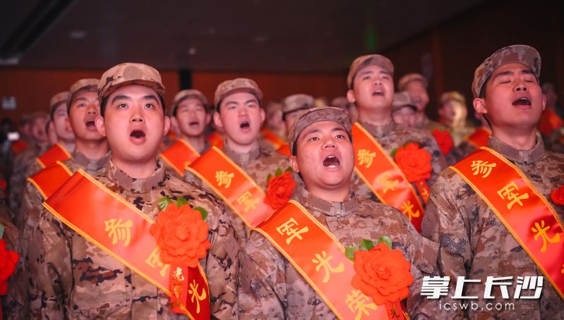 14日，“像雷锋那样当兵（第九季）”——长沙市2025年上半年入伍新兵欢送仪式暨“百名优秀雷锋兵”寻访活动启动仪式举行。 均为长沙晚报全媒体记者陈飞摄
