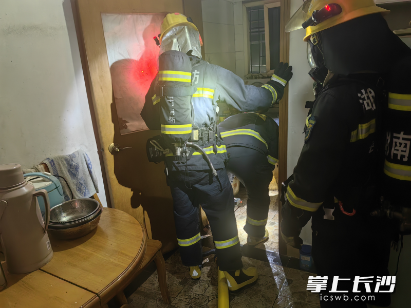 消防员在处置漏气的液化气罐。长沙晚报通讯员 黄笃敏 摄