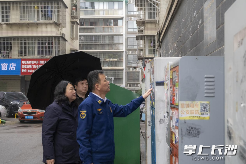 市“两电”专班对换电柜进行检查。 均为长沙晚报通讯员贺琨摄
