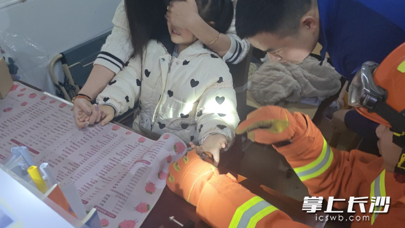 消防员帮助被卡学生脱困。 长沙晚报通讯员 李铁应 摄