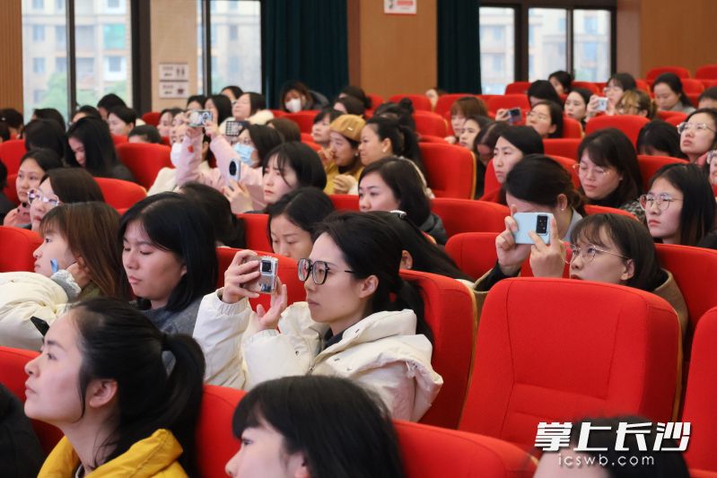 认真听取专家讲座。 认真听取专家讲座。