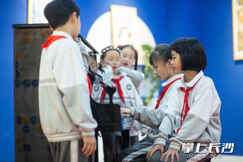 15分钟课间活动，孩子们在“美育空间”自由弹唱。
