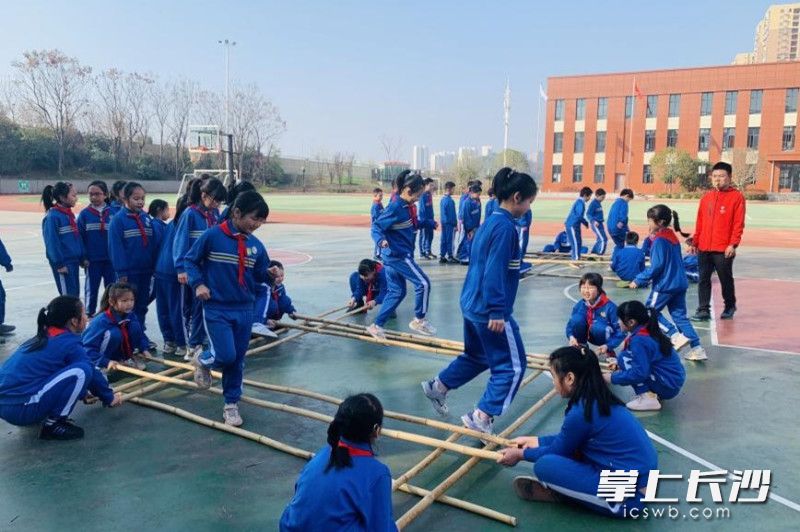 砂子塘嘉和小学在校园中大力推广传统体育。图为五年级学生正在进行竹竿舞练习。长沙晚报通讯员 陈柳阳 摄