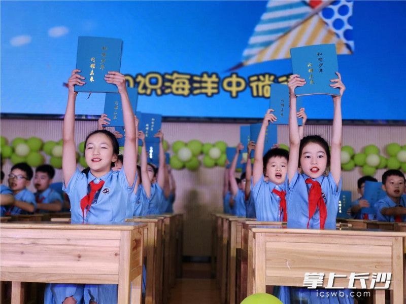 “做自己的首席安全官”课桌舞表演。照片由学校提供