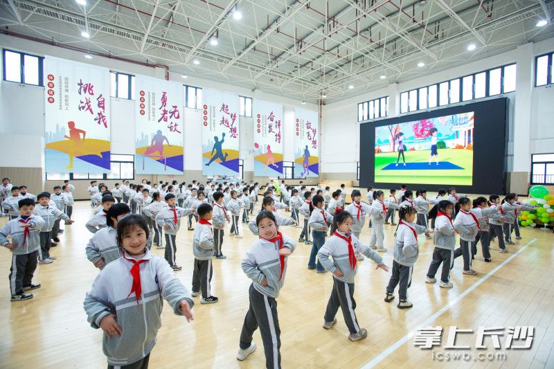 室内智慧大屏互动在下雨天满足运动需求。照片由学校提供