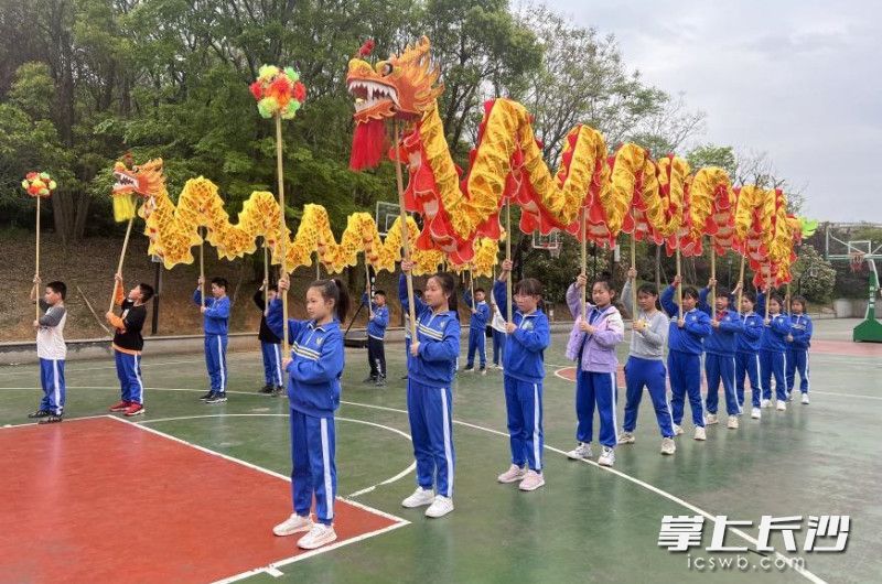 六年级学生正在进行舞龙练习。