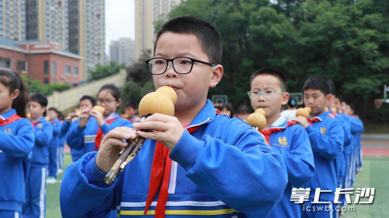 葫芦丝千人同奏《龙的传人》。