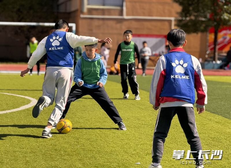 佳兆小学六年级的孩子们正在进行校园班级足球赛。照片由学校提供