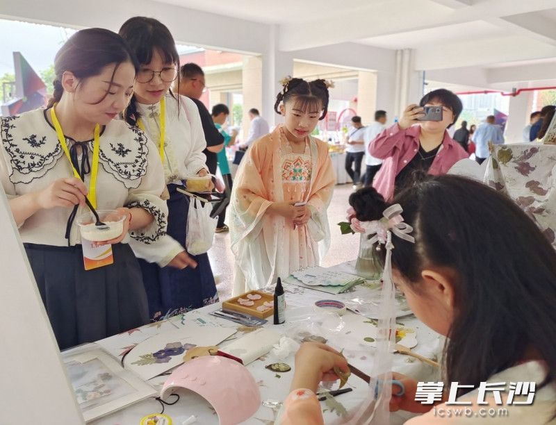 2024年4月，佳兆小学参加全国基础教育优秀教学成果综合实践总结推广会的现场展示活动。