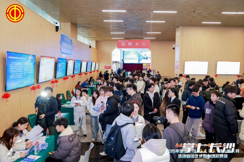 当天共收到715份简历，现场咨询1280人，初步达成就业意向232人。 均为通讯员供图