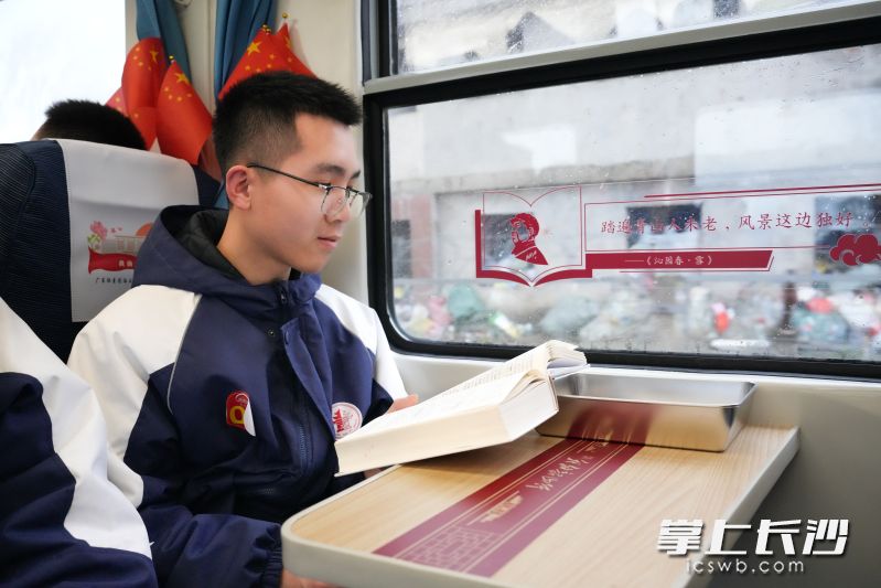 专列不少地方都融入了毛泽东诗词的意境。 通讯员 袁芳 摄