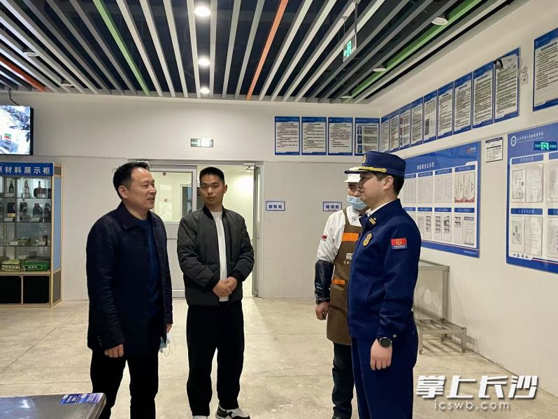 雨花消防在对食堂进行检查。长沙晚报通讯员 杨慧 摄