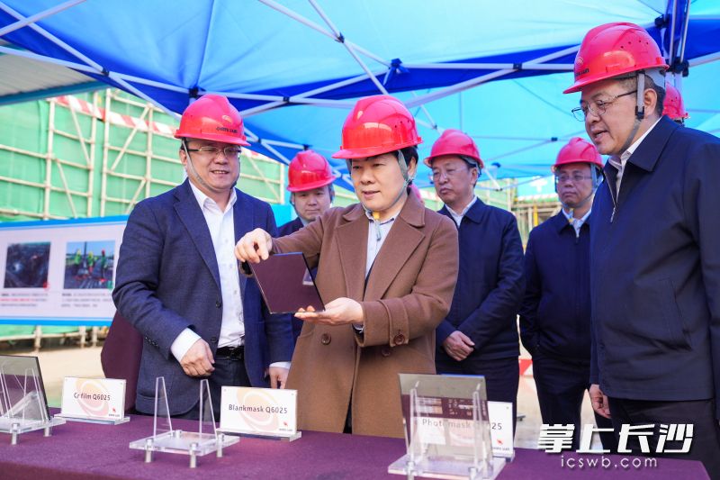 3月14日，省委常委、市委书记吴桂英调研湖南湘江新区经济社会发展情况，来到长沙普照8.5代及以下高精度掩模基板产业基地。