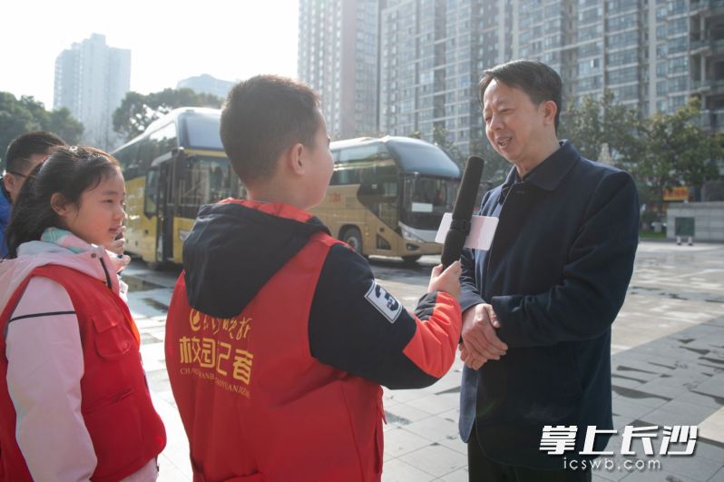 市教育局党委委员、副局长聂庭芳接受小记者采访。