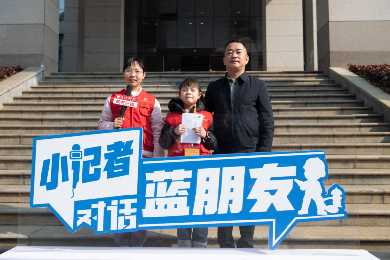 长沙晚报社党委书记、社长、总编辑，集团公司党委书记、董事长洪孟春与“小记者”合影。