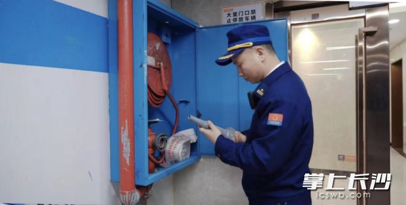 高新消防在对消防产品进行检查。 均为长沙晚报通讯员 吴坤 供图