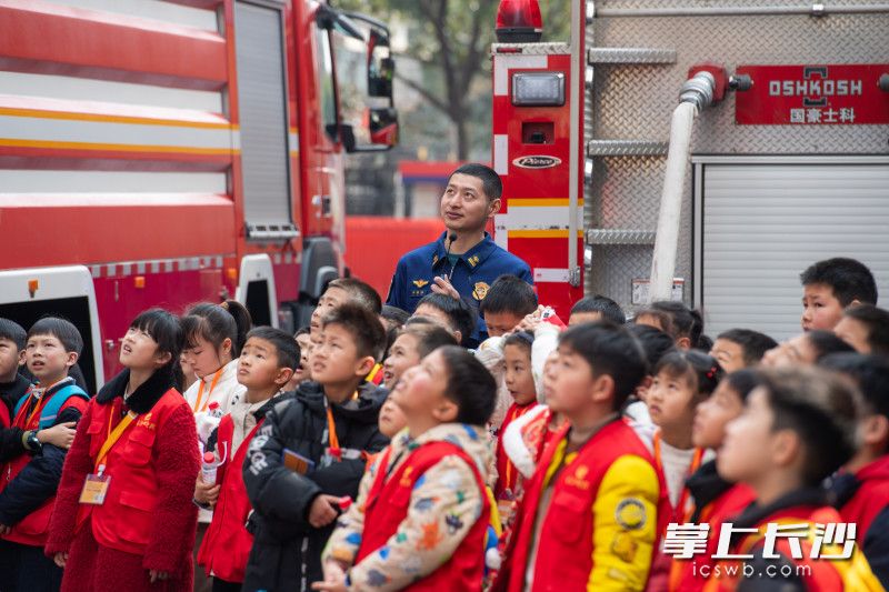 小记者参观消防车。 均为长沙晚报全媒体记者黄启晴摄