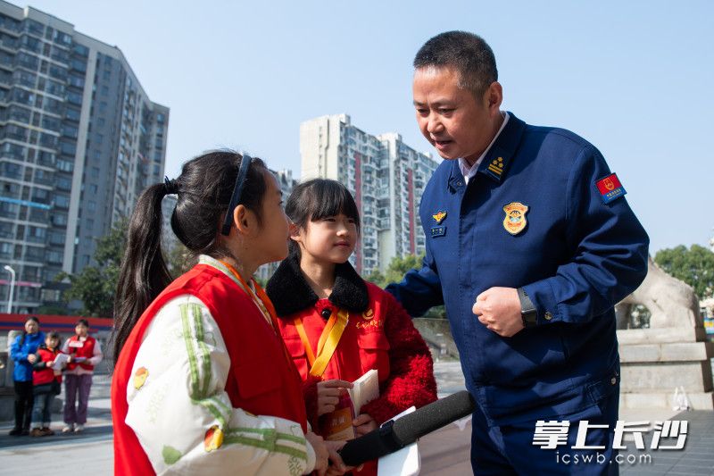 市消防救援支队支队长傅一心接受小记者采访。