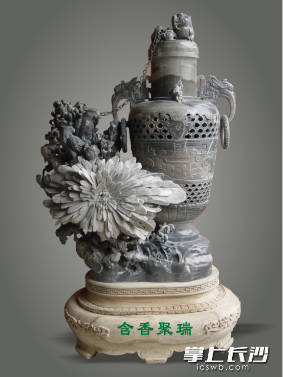 陈继武的菊花石雕作品。