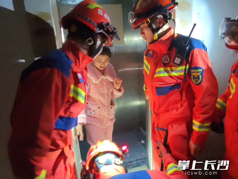 消防员成功营救出被困电梯的女子。长沙晚报通讯员 罗霜操 摄 消防员成功营救出被困电梯的女子。长沙晚报通讯员 罗霜操 摄