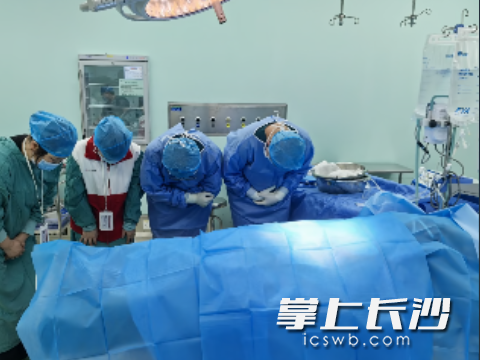 在张先生的器官捐献手术前后，医护人员及其家属、邻居好友等向其鞠躬缅怀。 通讯员供图