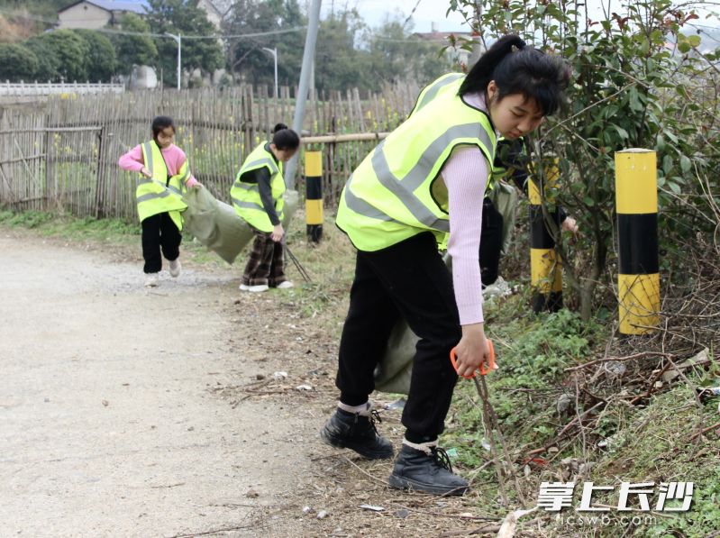 学生志愿者帮忙清理垃圾。