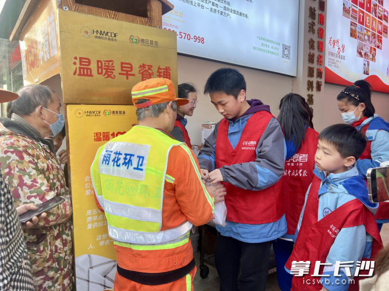 同学们在爱心早餐铺给环卫工人、残疾老人分发早餐。 同学们在爱心早餐铺给环卫工人、残疾老人分发早餐。