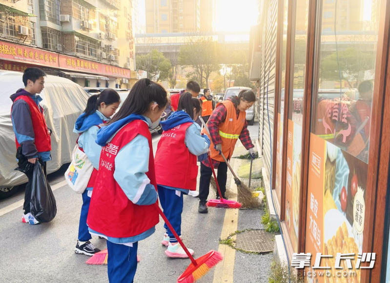 同学们跟随环卫工人清扫街道,学习清扫技巧。 均为长沙晚报通讯员张海波、邓小婉供图 同学们跟随环卫工人清扫街道,学习清扫技巧。 均为长沙晚报通讯员张海波、邓小婉供图