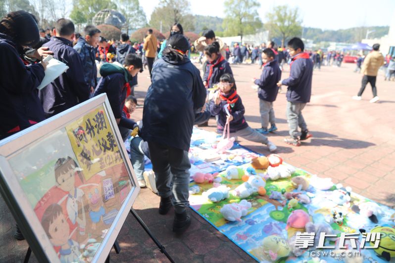 小摊主会做“生意”，吸引了众多顾客。