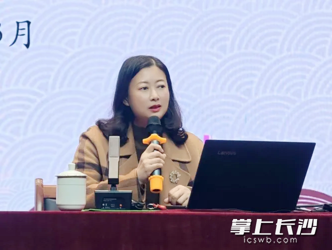 长沙市实验中学校长张桃以《弘扬教育家精神，勇担教育强国使命》为主题进行讲座。