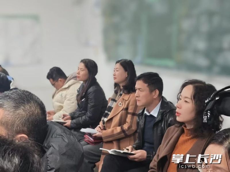 长沙市实验中学教育集团名师团队走进高三教室“把脉问诊”，通过推门课观察原生态课堂。长沙晚报通讯员 彭佳雯 摄