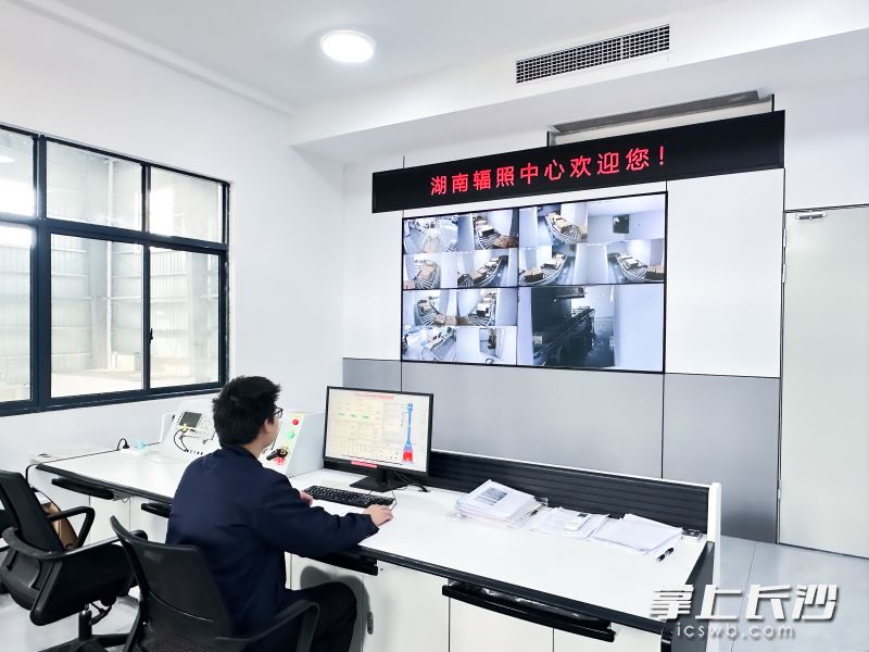 控制台前，技术人员通过监控摄像头密切关注辐照区域内的情况。园区供图