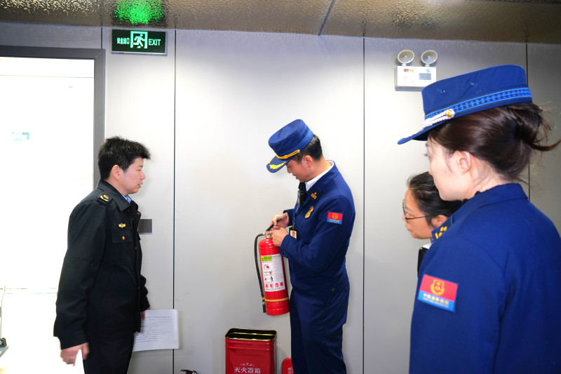岳麓消防对消防产品进行检查。 长沙晚报通讯员 刘雅莉 摄