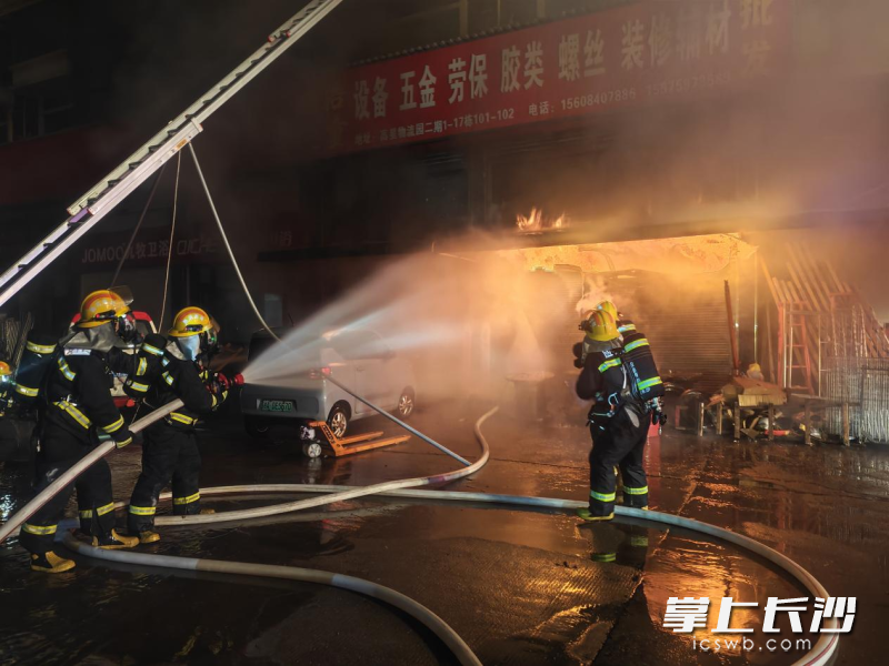 消防员正在灭火。均为长沙晚报通讯员 胡锦心 摄