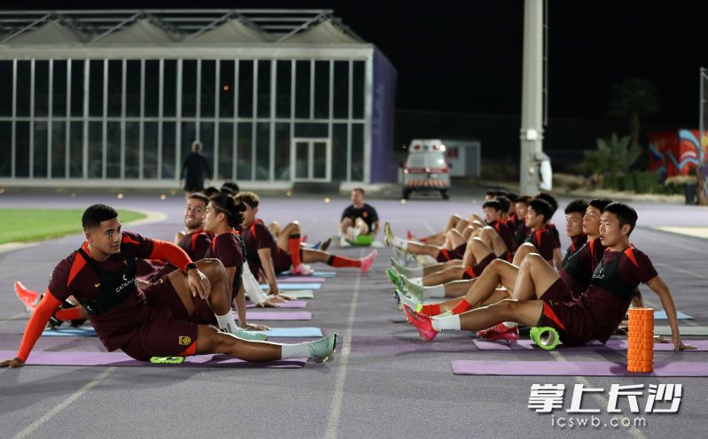 当地时间3月18日，中国队球员在训练中。 均为新华社记者王东震摄