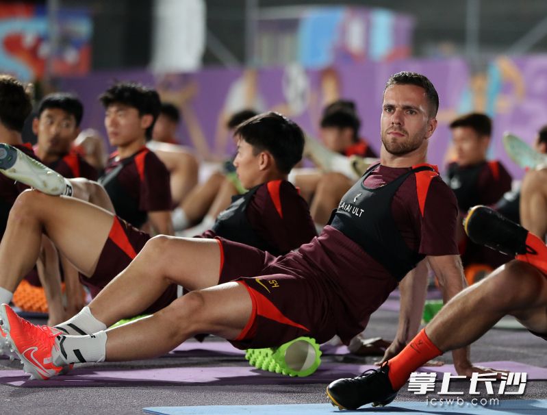 当地时间3月18日，中国队球员塞尔吉尼奥（前右）在训练中。
