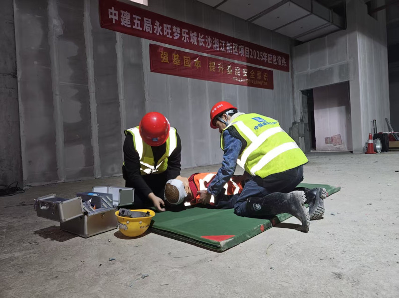 近日，中建五局总承包公司永旺梦乐城湘江新区项目部联合建设单位、监理单位，开展了一场防高坠应急演练活动。均为受访者供图
